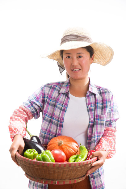 中年女人拿着一筐蔬菜图片下载