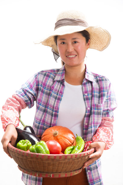 中年女人拿着一筐蔬菜图片下载