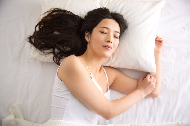 漂亮的青年女人在卧室图片下载