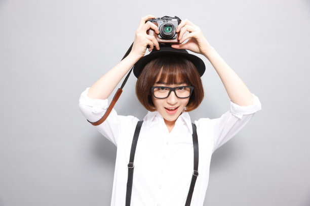 青年女人拿着照相机图片下载