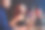青年男女在酒吧喝酒图片下载
