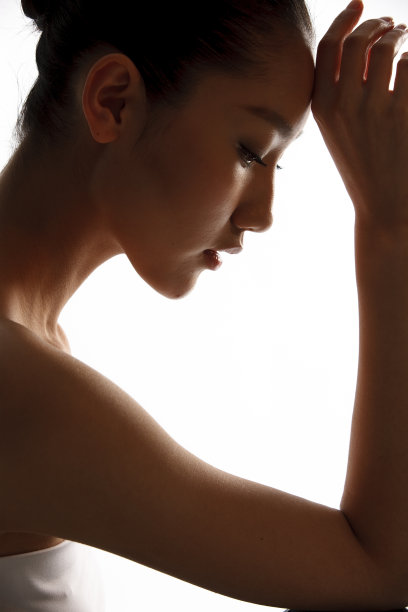 年轻女人妆面图片下载