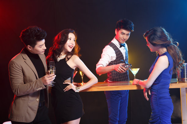 青年男女在酒吧喝酒图片下载