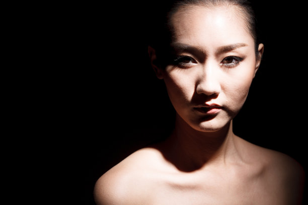 年轻女人妆面图片下载