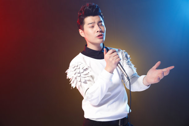 青年男人在酒吧唱歌图片下载