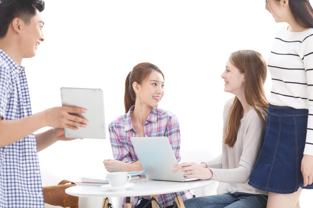 年轻的大学生在使用电脑图片下载