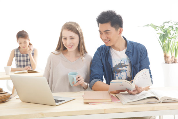 年轻的大学生在学习图片下载