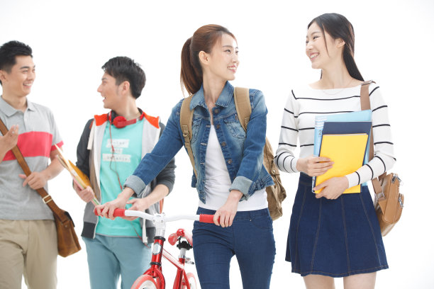 年轻的大学生在闲谈图片下载