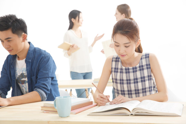 年轻的大学生在学习图片下载