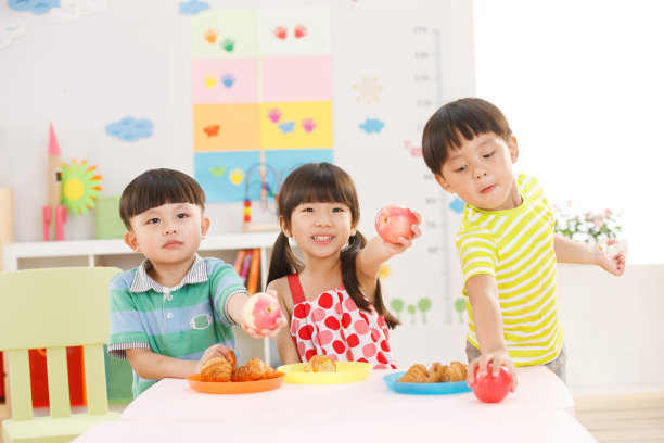 幼儿园儿童在吃早餐图片下载