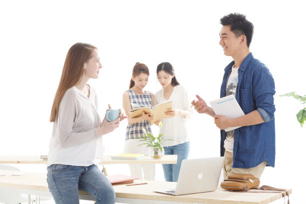 年轻的大学生在学习图片下载