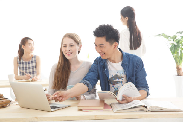 年轻的大学生在学习图片下载