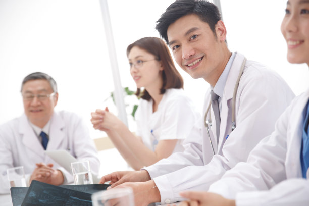 医务工作者在看X光片图片下载