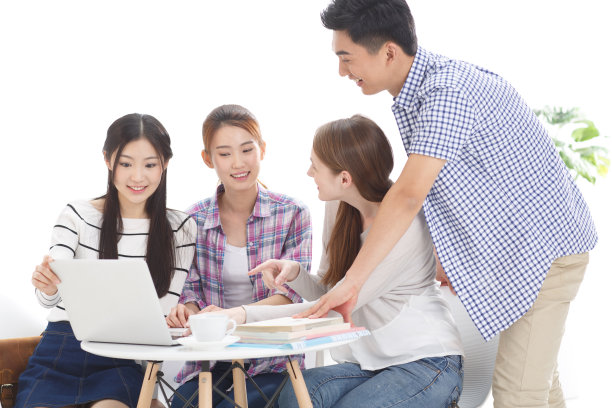 年轻的大学生在使用电脑图片下载