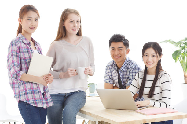 年轻的大学生在使用电脑图片下载