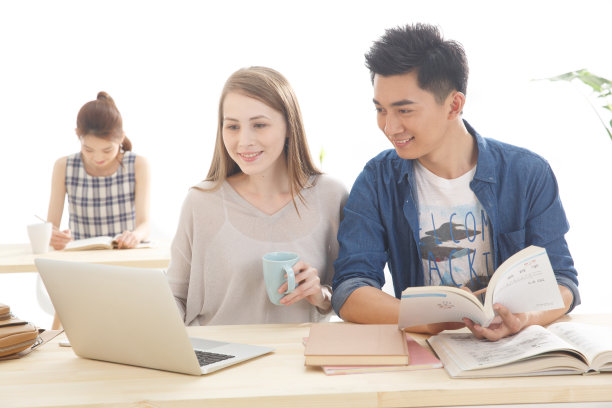年轻的大学生在学习图片下载