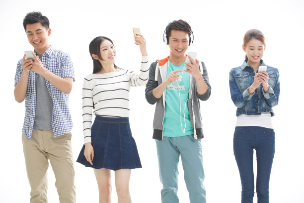 四个年轻的大学生图片下载