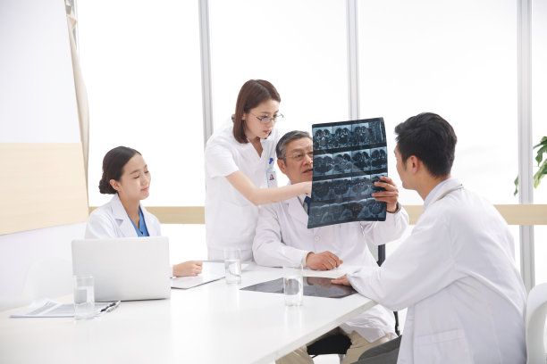 医务工作者在看X光片图片下载