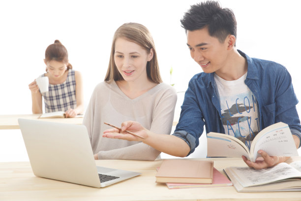 年轻的大学生在学习图片下载