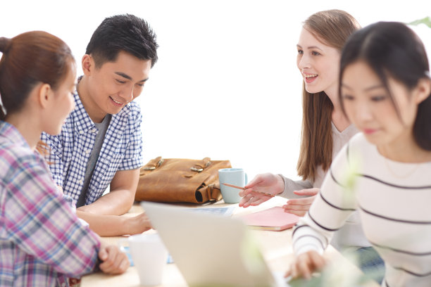 年轻的大学生在使用电脑图片下载