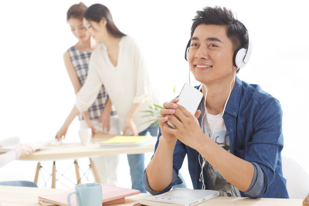 年轻的大学生在学习图片下载