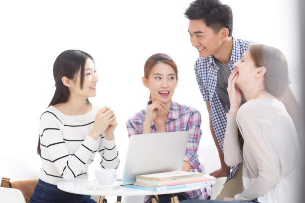 年轻的大学生在使用电脑图片下载