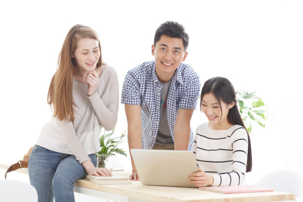 年轻的大学生在使用电脑图片下载