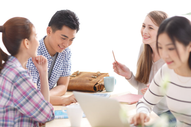 年轻的大学生在使用电脑图片下载