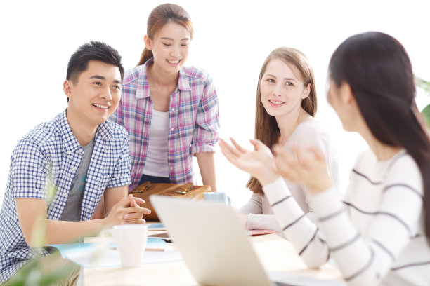 年轻的大学生在使用电脑图片下载