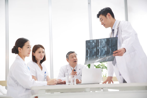 医务工作者在看X光片图片下载