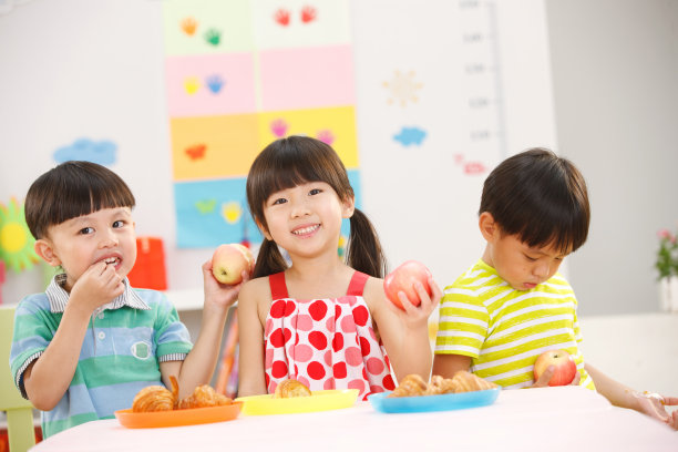 幼儿园儿童在吃早餐图片下载