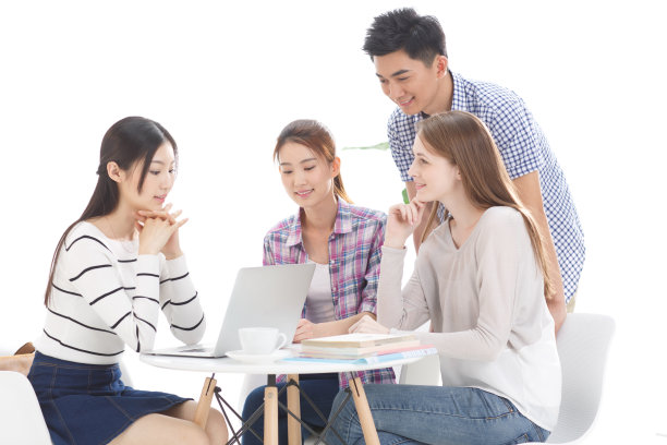 年轻的大学生在使用电脑图片下载