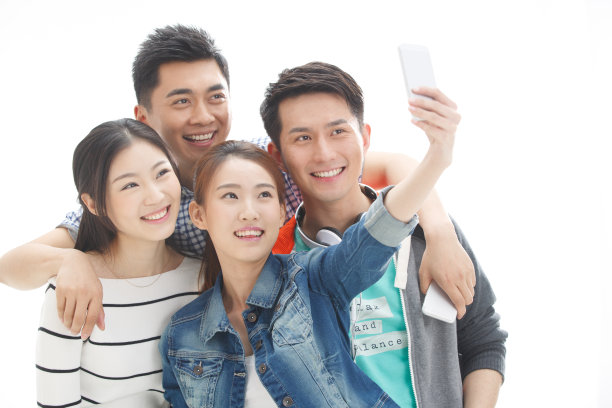 四个的大学生使用手机拍照图片下载