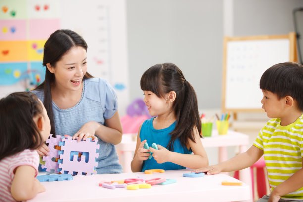 老师和儿童在娱乐室玩耍图片下载