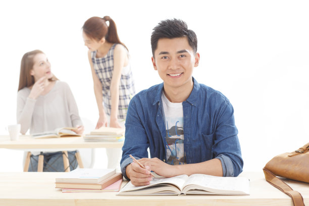 年轻的大学生在学习图片下载