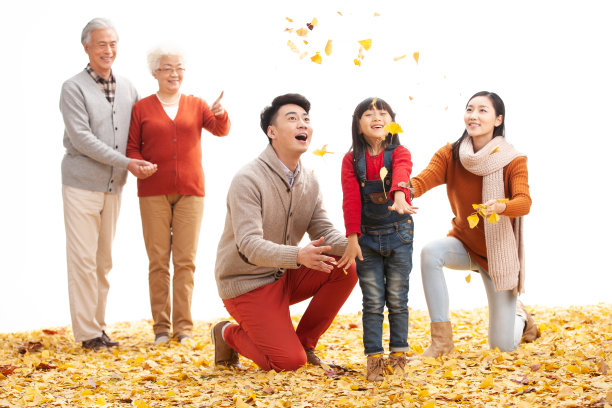 幸福家庭户外郊游图片下载