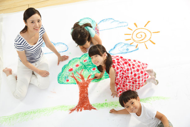 幼儿园儿童和老师在作画图片下载