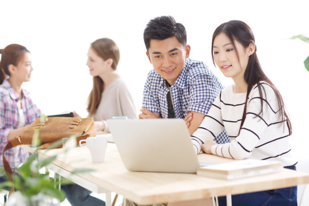 年轻的大学生在使用电脑图片下载