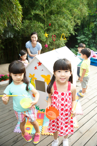 幼儿园的师生在做手工图片下载