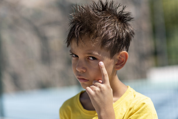 头发纠结的可怜小男孩图片下载