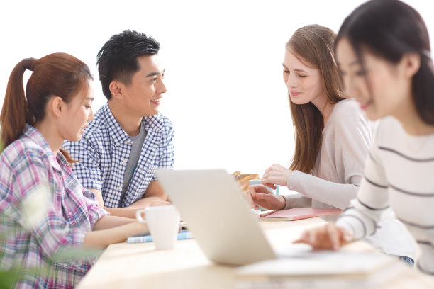 年轻的大学生在使用电脑图片下载
