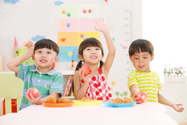 幼儿园儿童在吃早餐图片下载