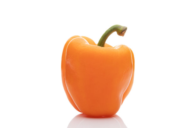 橙色的胡椒粉被隔离在白色的背景上图片下载