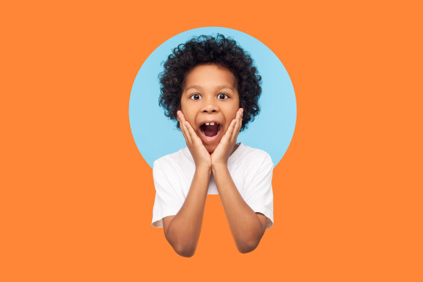 我的天啊!滑稽惊讶的学龄前男孩的肖像看着相机与震惊的脸图片下载