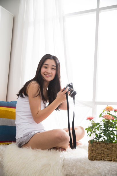 青年女人拿着相机拍照图片下载