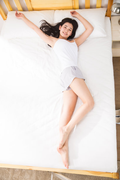 青年女人躺在床上图片下载
