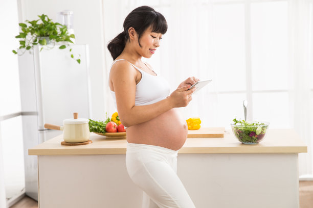 孕妇看平板电脑图片下载