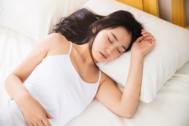 青年女人在卧室睡觉图片下载