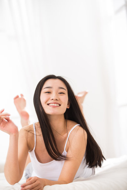 青年女人趴在床上图片下载