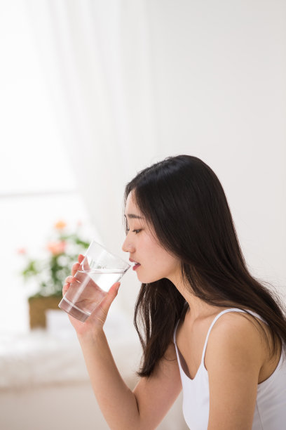 青年女人喝水图片下载